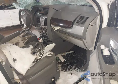 2010 Chrysler Town & Country Touring from USA, damaged, VIN 2A4RR5D19AR257463